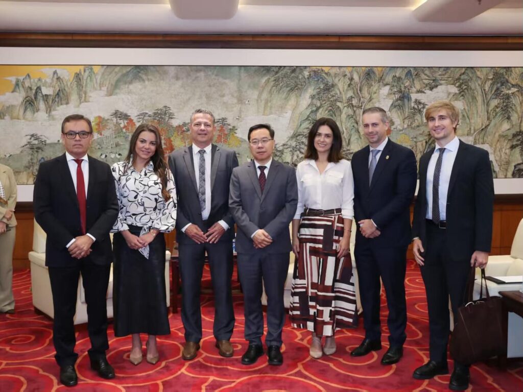 Prefeito participa de missão partidária na China e destaca troca de experiências