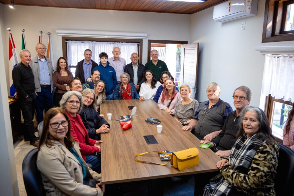Holambra inaugura Sala dos Conselhos Municipais e homenageia Tony Hulshof