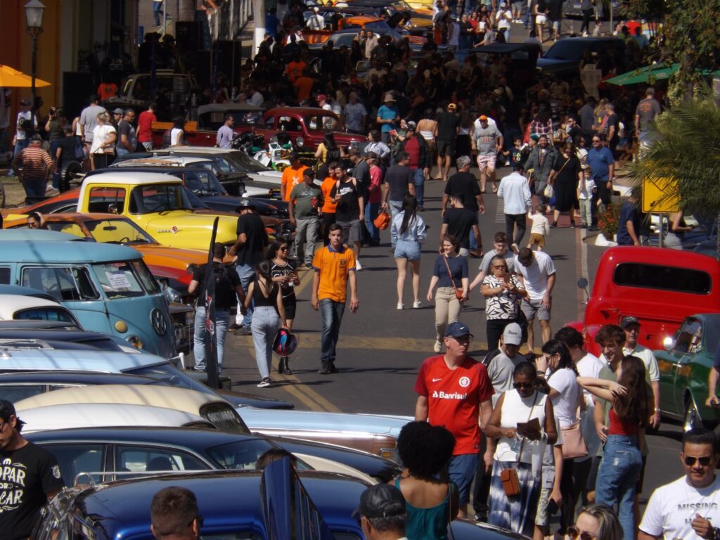 Encontro de Carros Antigos movimenta a Rua Coberta neste domingo