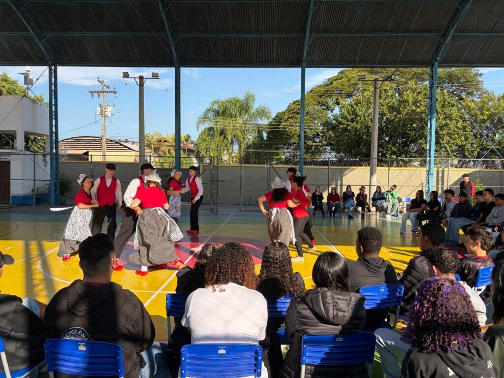 Evento da Dança Viva homenageia voluntários e fundador
