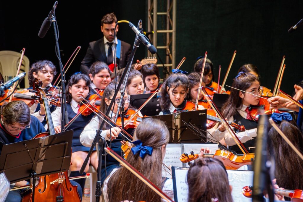 Orquestra juvenil chilena encerra Semana Cultural Piet Schoenmaker em Holambra