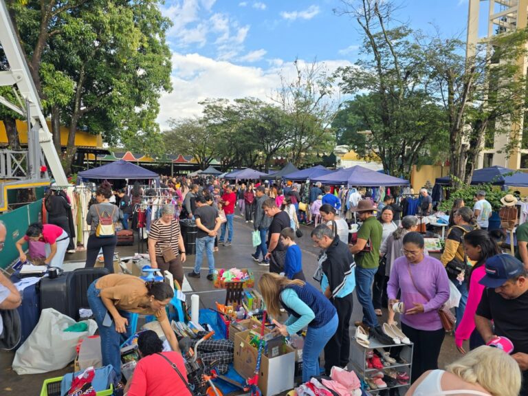 Mercado de Pulgas reúne expositores e movimenta Clube Fazenda Ribeirão