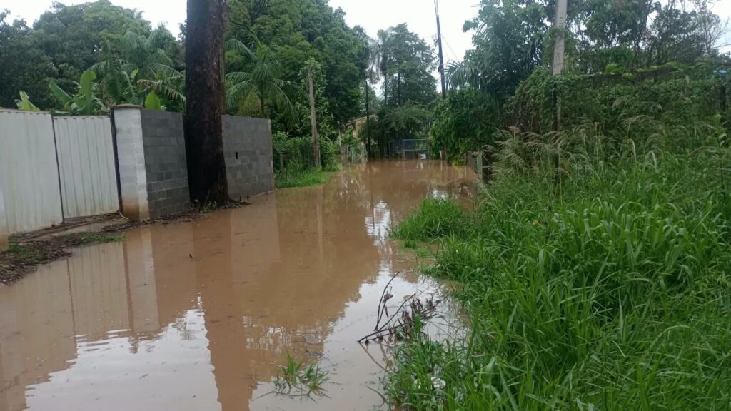 Outubro termina com 258 milímetros de chuva e Rio Jaguari transborda em Holambra