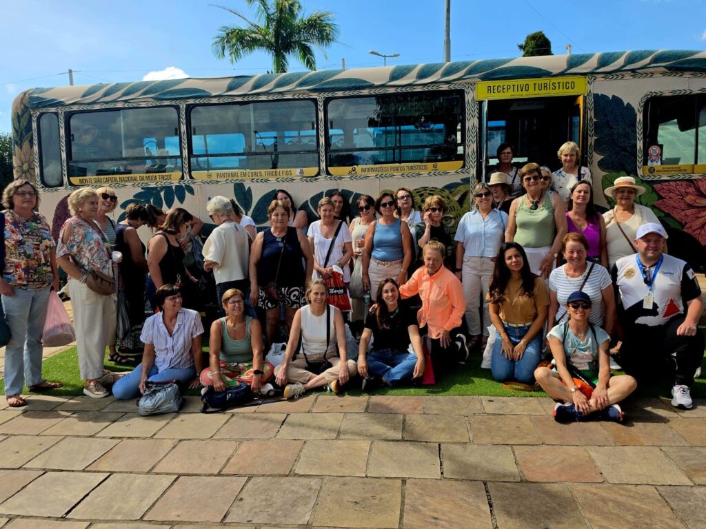 Grupo de mulheres visita Monte Sião para conhecer a produção de tricô